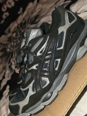 Men's Black and Gray Athletic Running Shoes